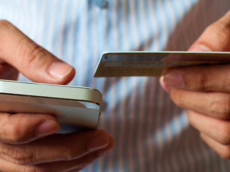Kreditkarte neben einem Smartphone