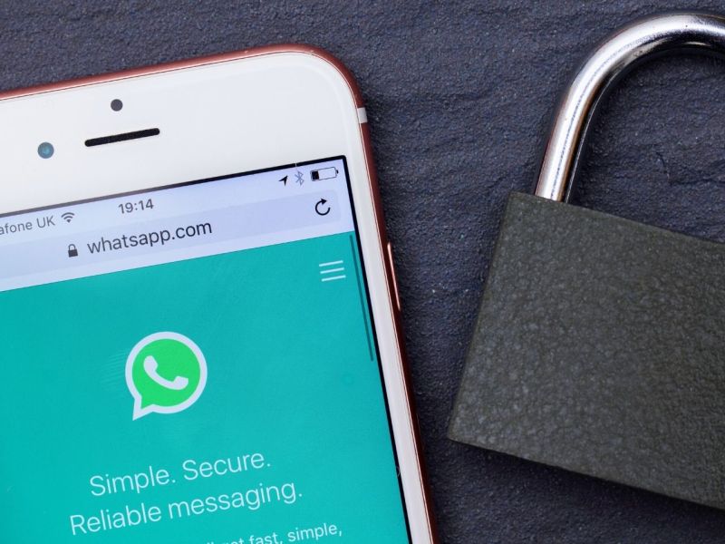 WhatsApp auf dem Smartphone mit Schloss