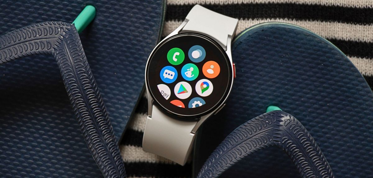 Samsung Galaxy Watch zwischen Badelatschen.