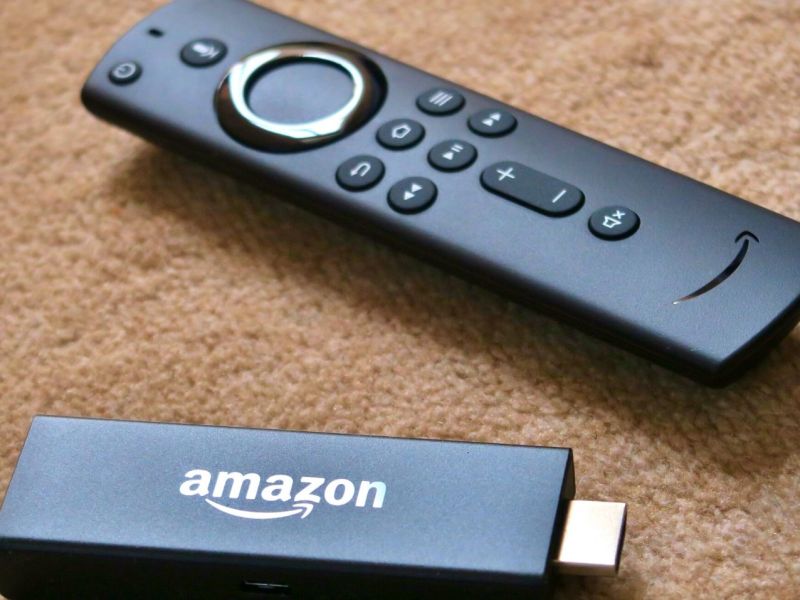 Ein Amazon Fire TV Stick mit Fernbedienung.