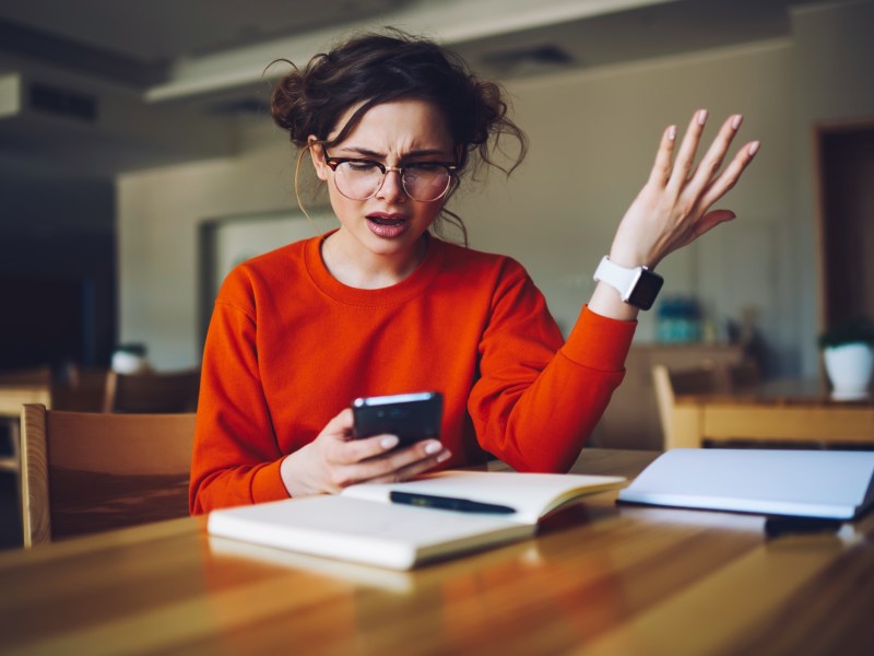 Frau verÃ¤rgert am Handy