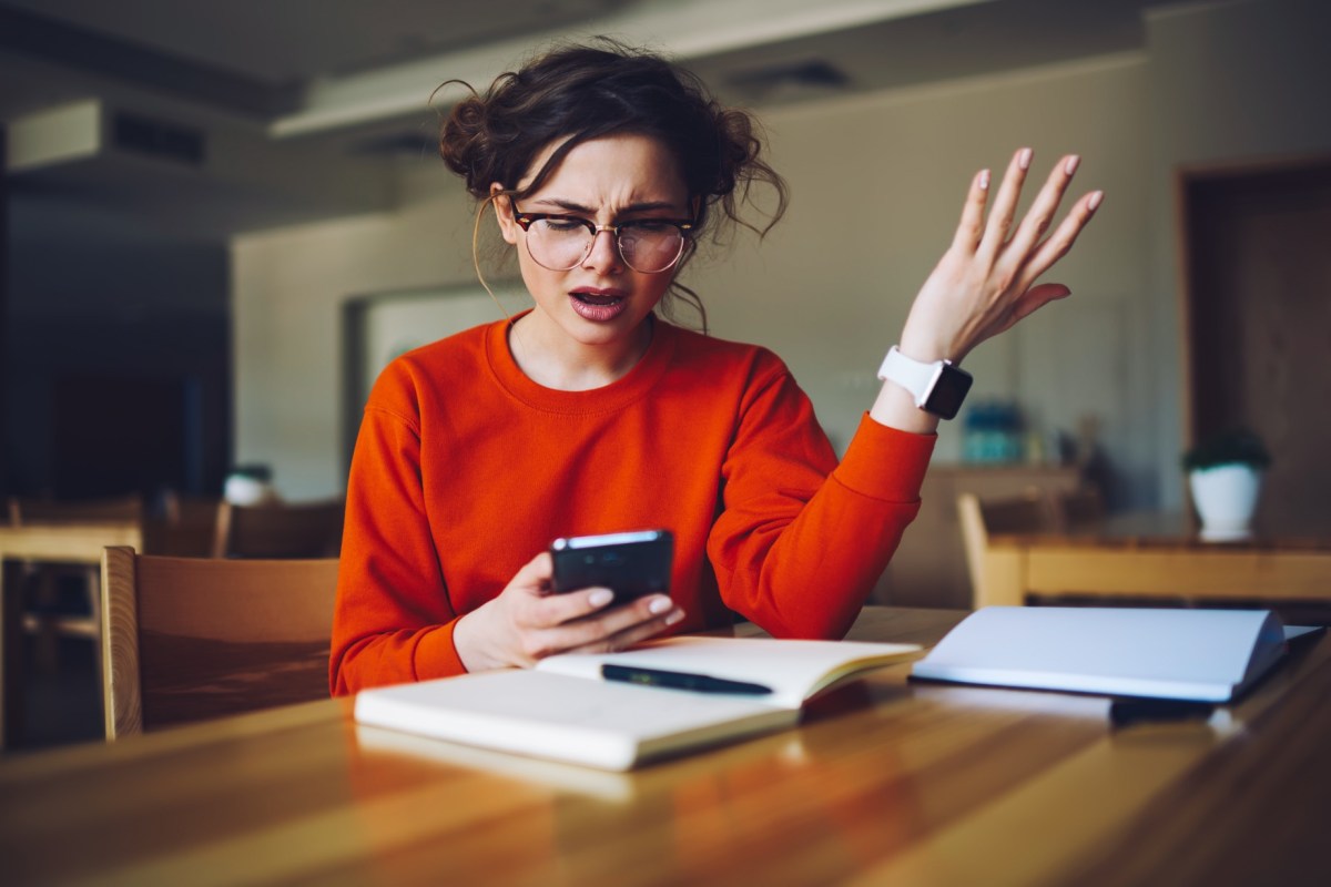 Frau verÃ¤rgert am Handy