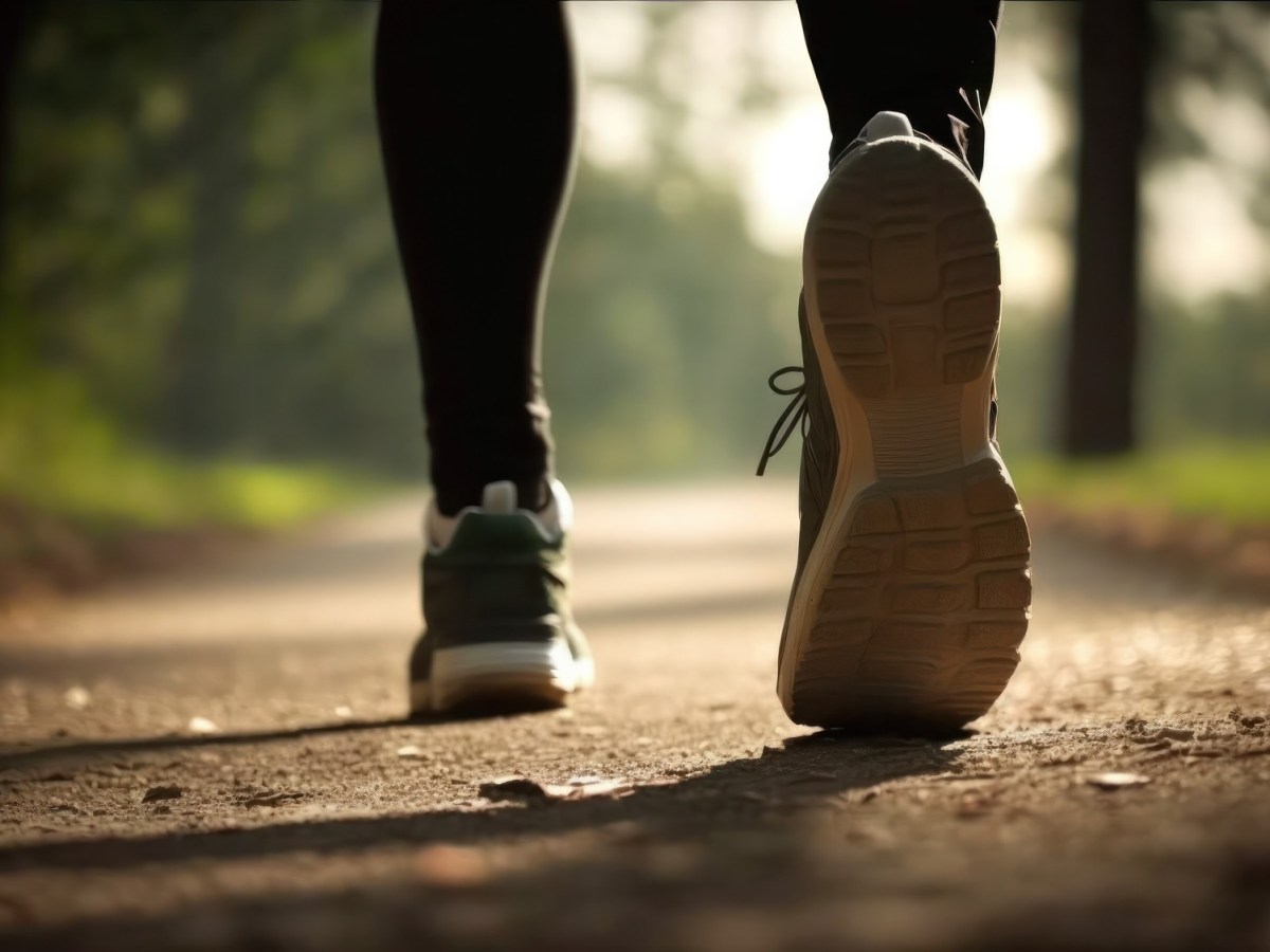 Frau lÃ¤uft mit Joggingschuhen