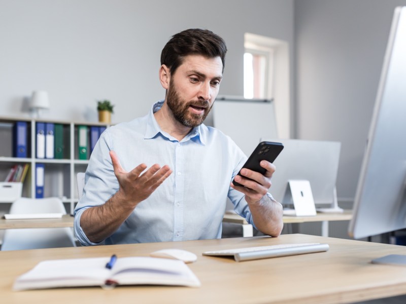 Mann Ã¼berrascht am Telefon