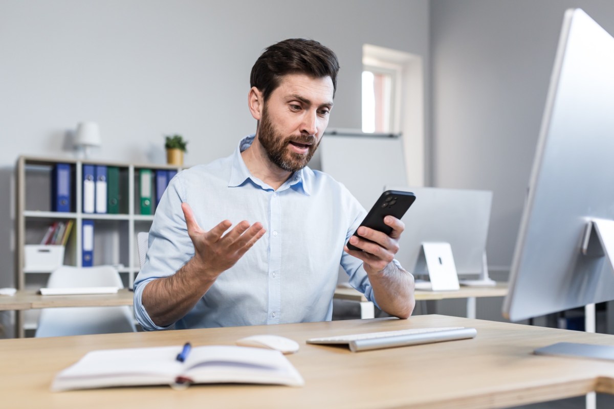 Mann Ã¼berrascht am Telefon