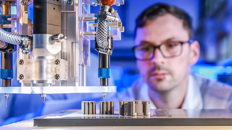 Johannes Rudolph überwacht den 3D-Multimaterialdruck im Labor.