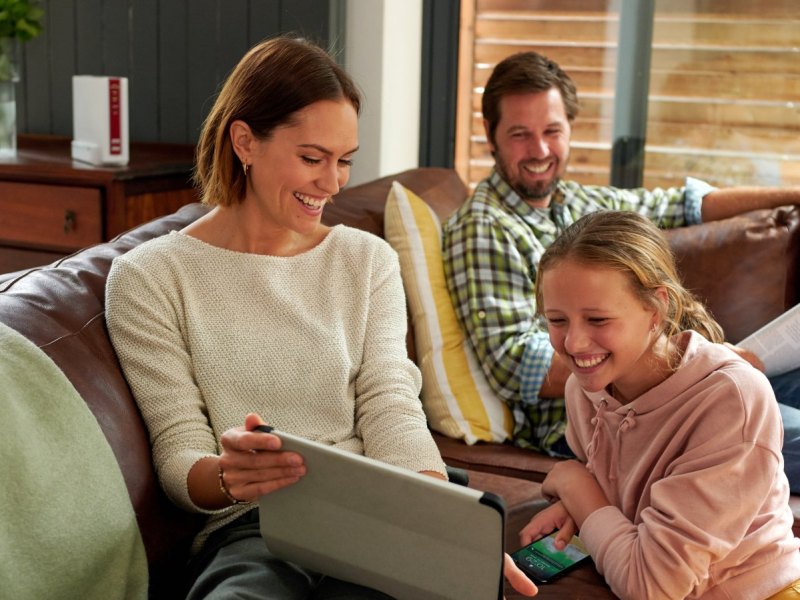 Eine Familie im Wohnzimmer