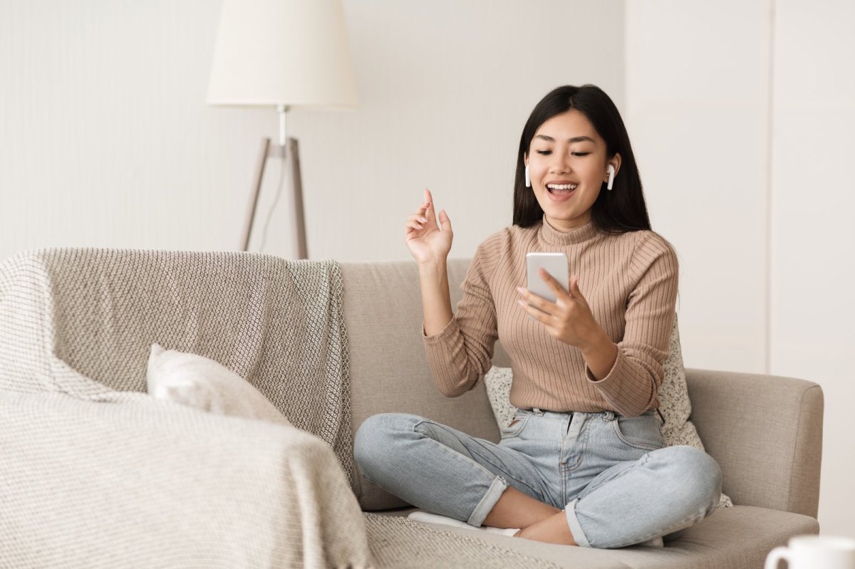 Frau auf dem Sofa mit AirPods