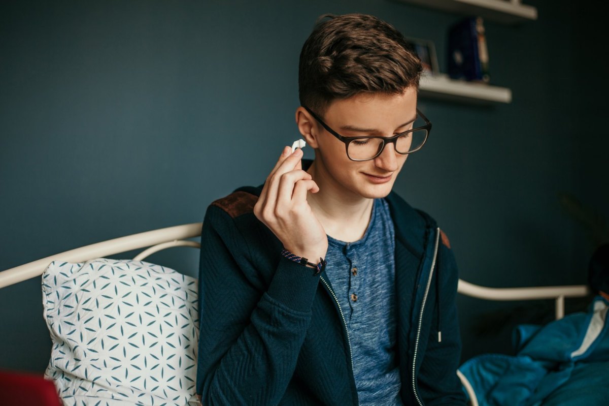 Teenager im Zimmer mit AirPods.