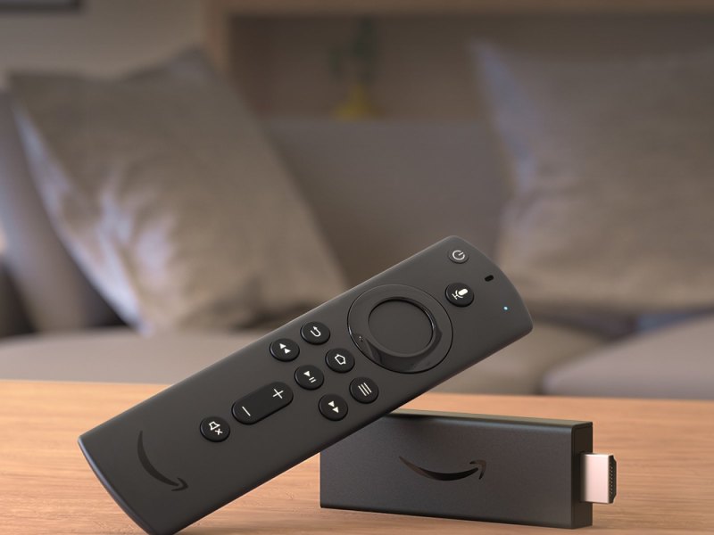 Amazon Fire TV Stick auf dem Tisch.