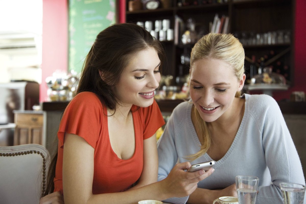 Zwei Frauen schauen auf ein Smartphone