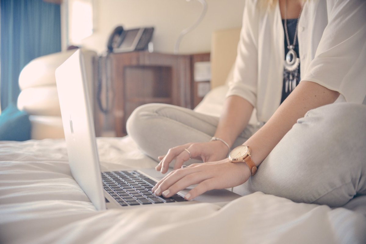 Frau mit Apple-Notebook