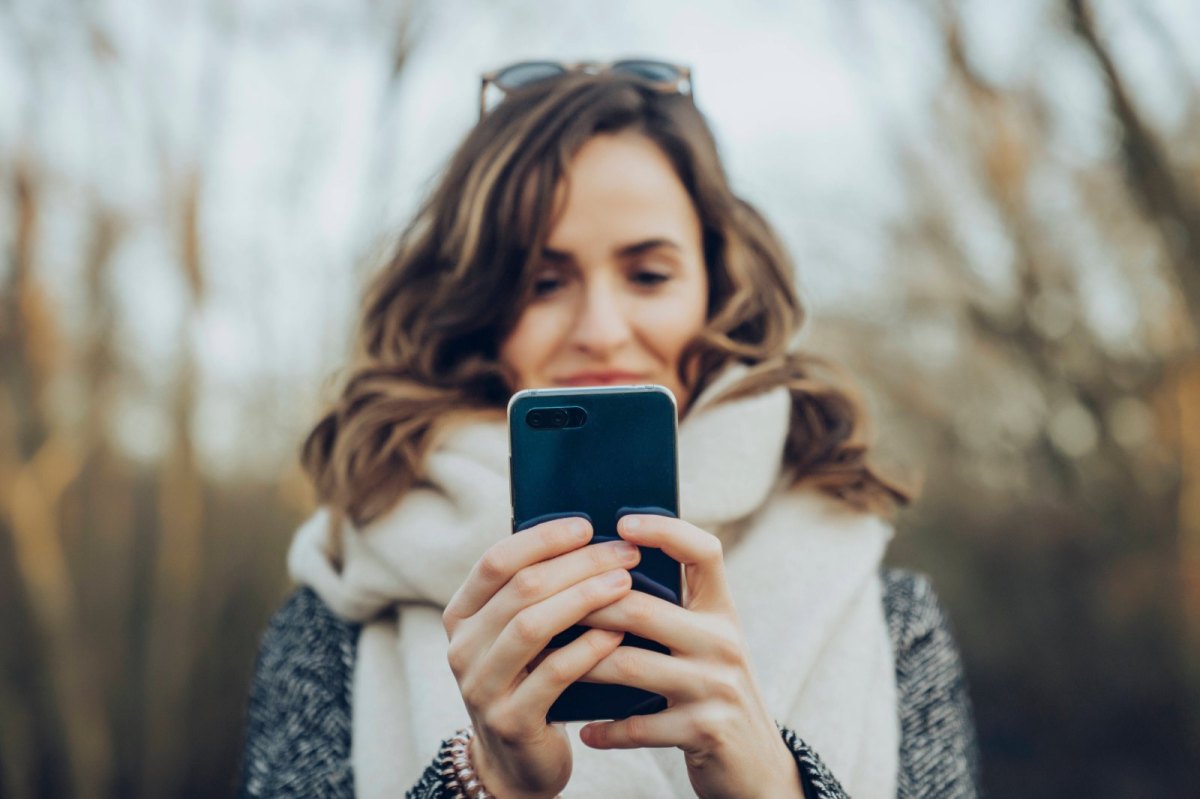 Frau schaut auf ein iPhone