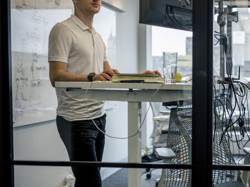 Ein Büro mit Mitarbeitern am Schreibtisch