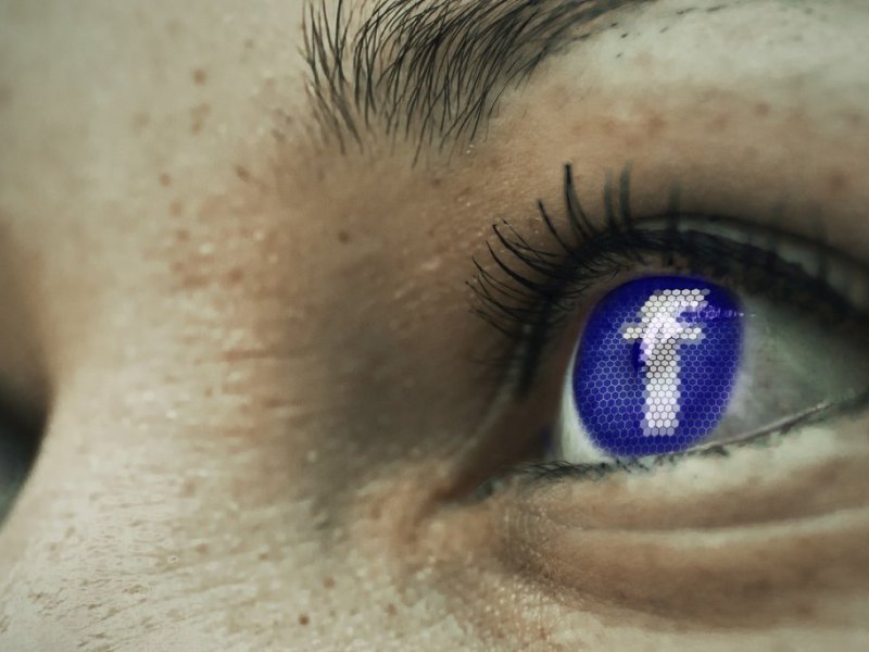 Facebook-Logo im Auge eines Menschen