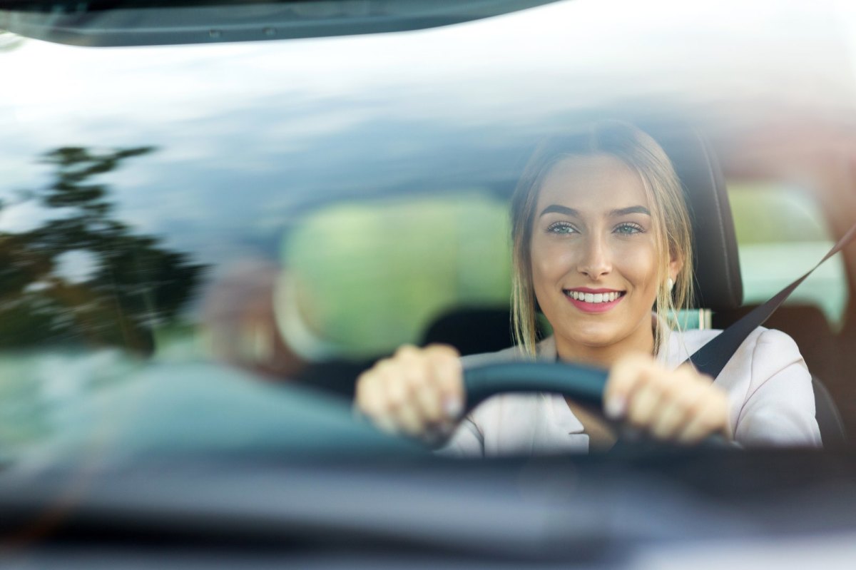 Junge Frau fährt Auto.