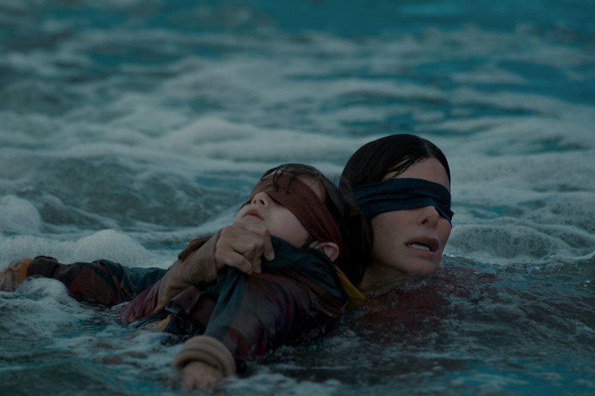 Julian Edwards und Sandra Bullock in "Bird Box"