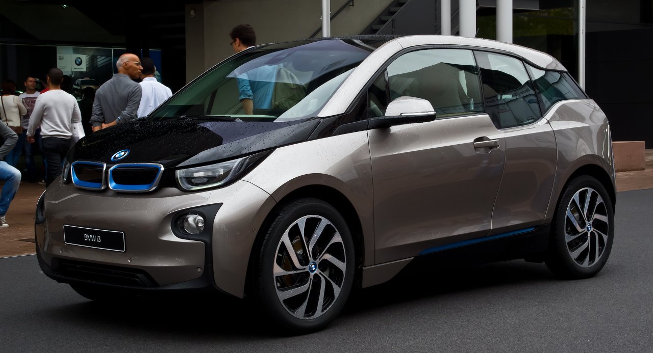 Der i3 von BMW ist bis dato der einzige reine E-Pkw der Bayern. Die Reichweite des Elektroautos kann sich mit anderen durchaus messen.