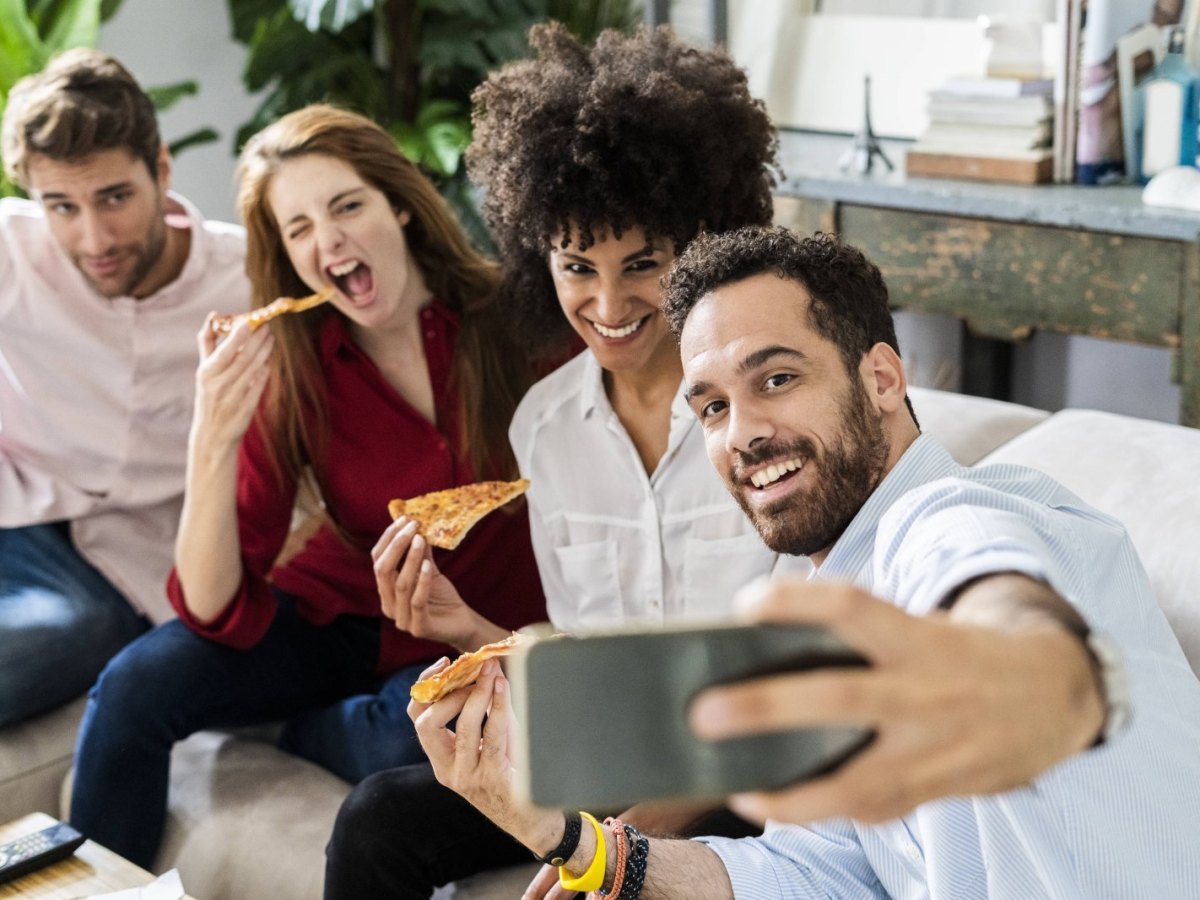 Vier Freunde nehmen ein Selfie auf