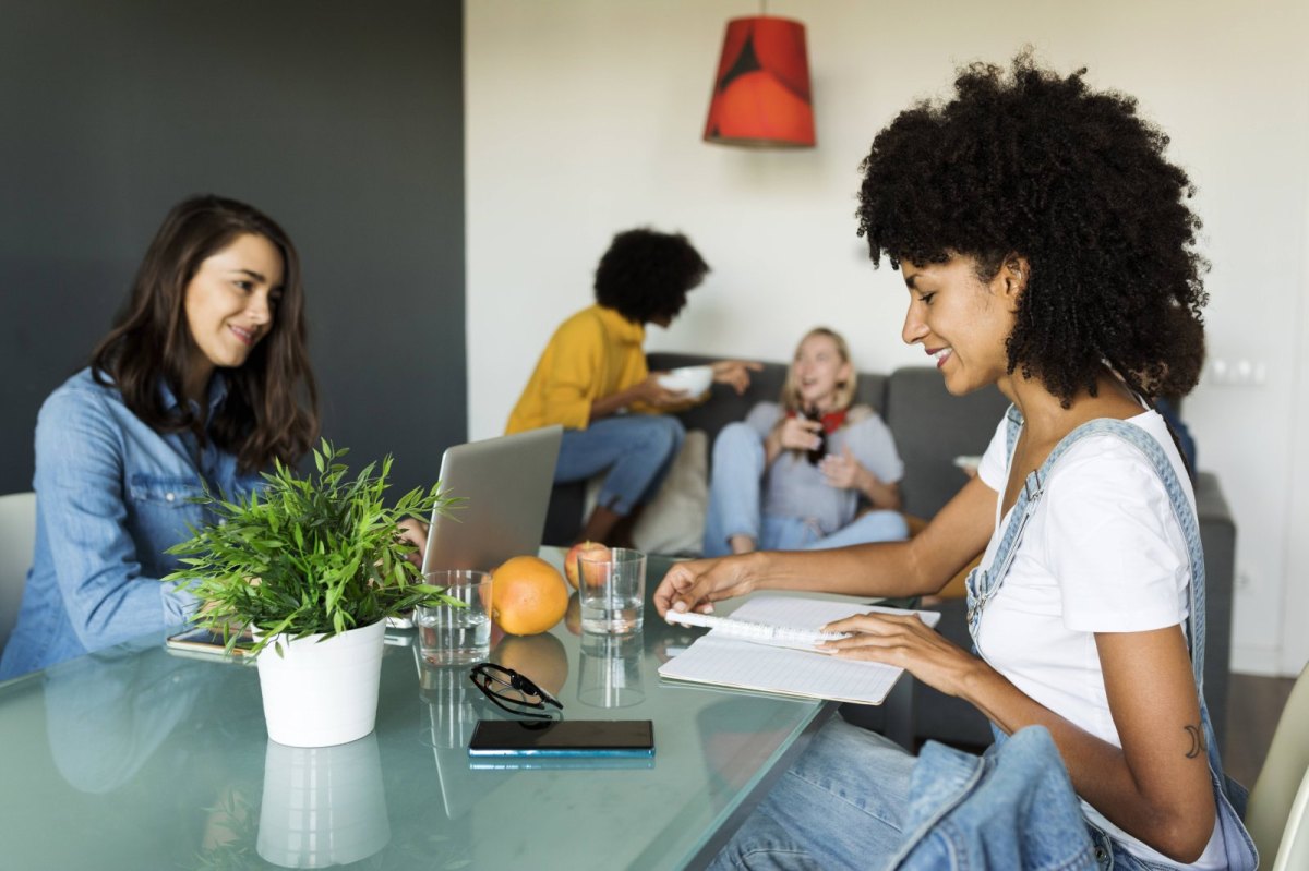 Zwei Frauen sitzen in einem modernen Büro an einem Tisch