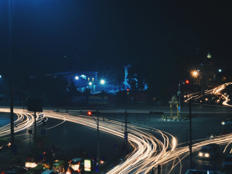 Straßenverkehr bei Nacht