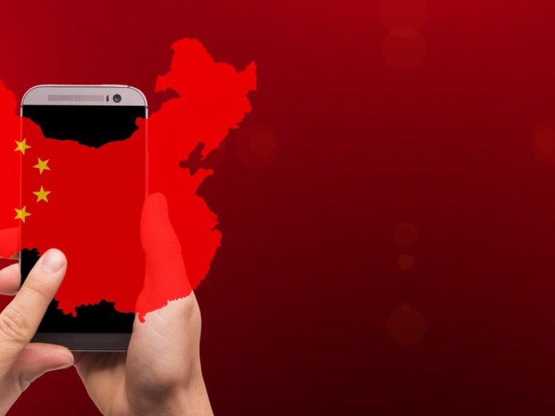 Smartphone und die chinesische Landesflagge.