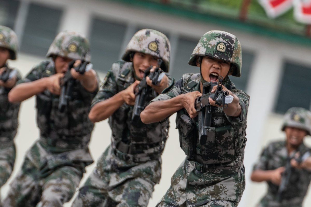 Chinesische Soldaten bei einer Schießübung