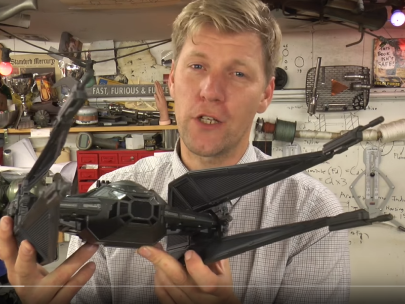 Colin Furze mit Modell des Tie Fighter in der Hand