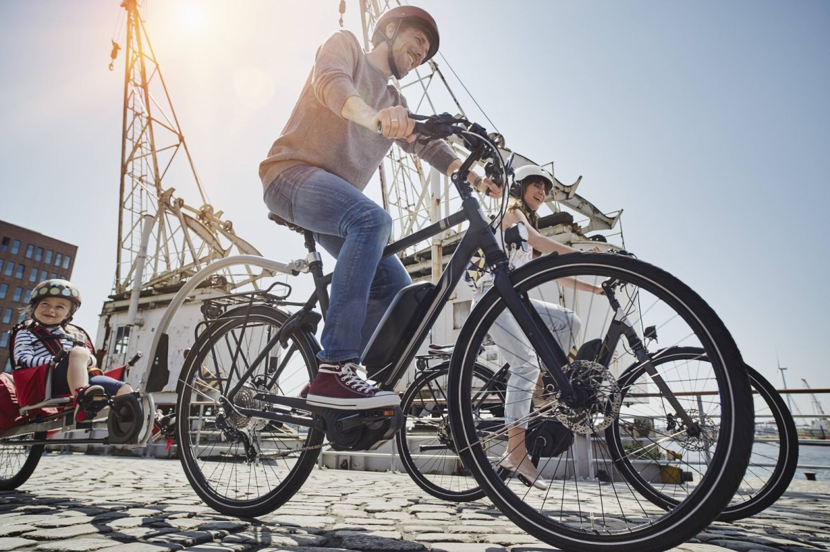 Mann auf E-Bike in der Sonne