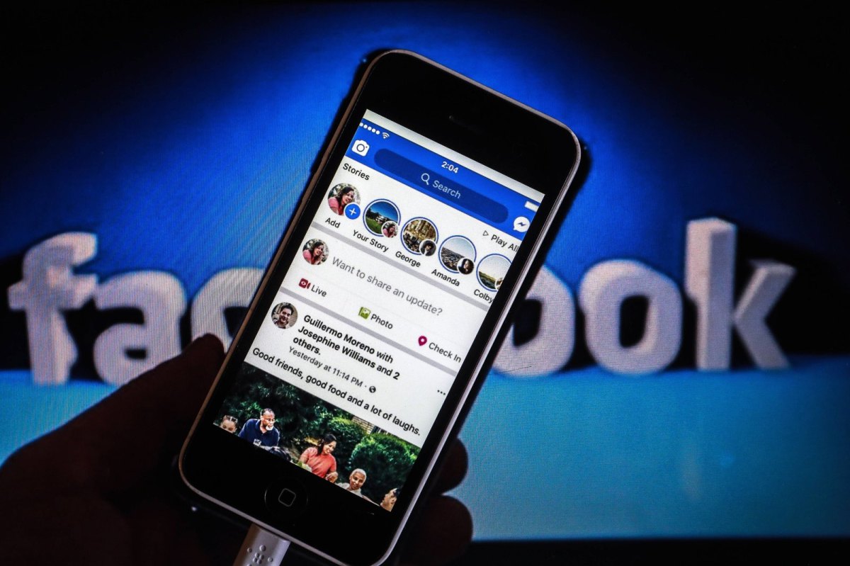 Smartphone mit einer Facebook-Timeline