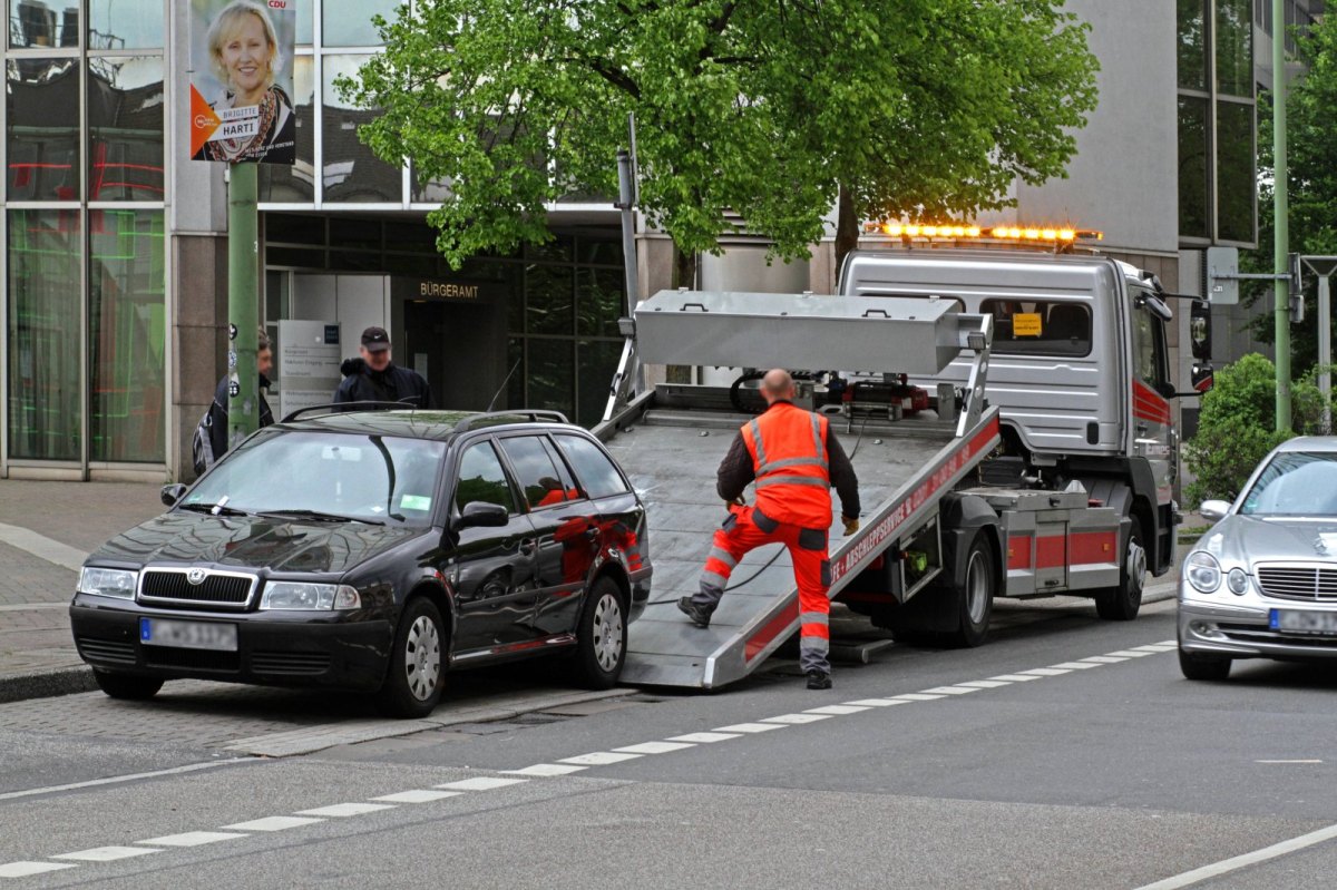 Ein Auto wird abgeschleppt.