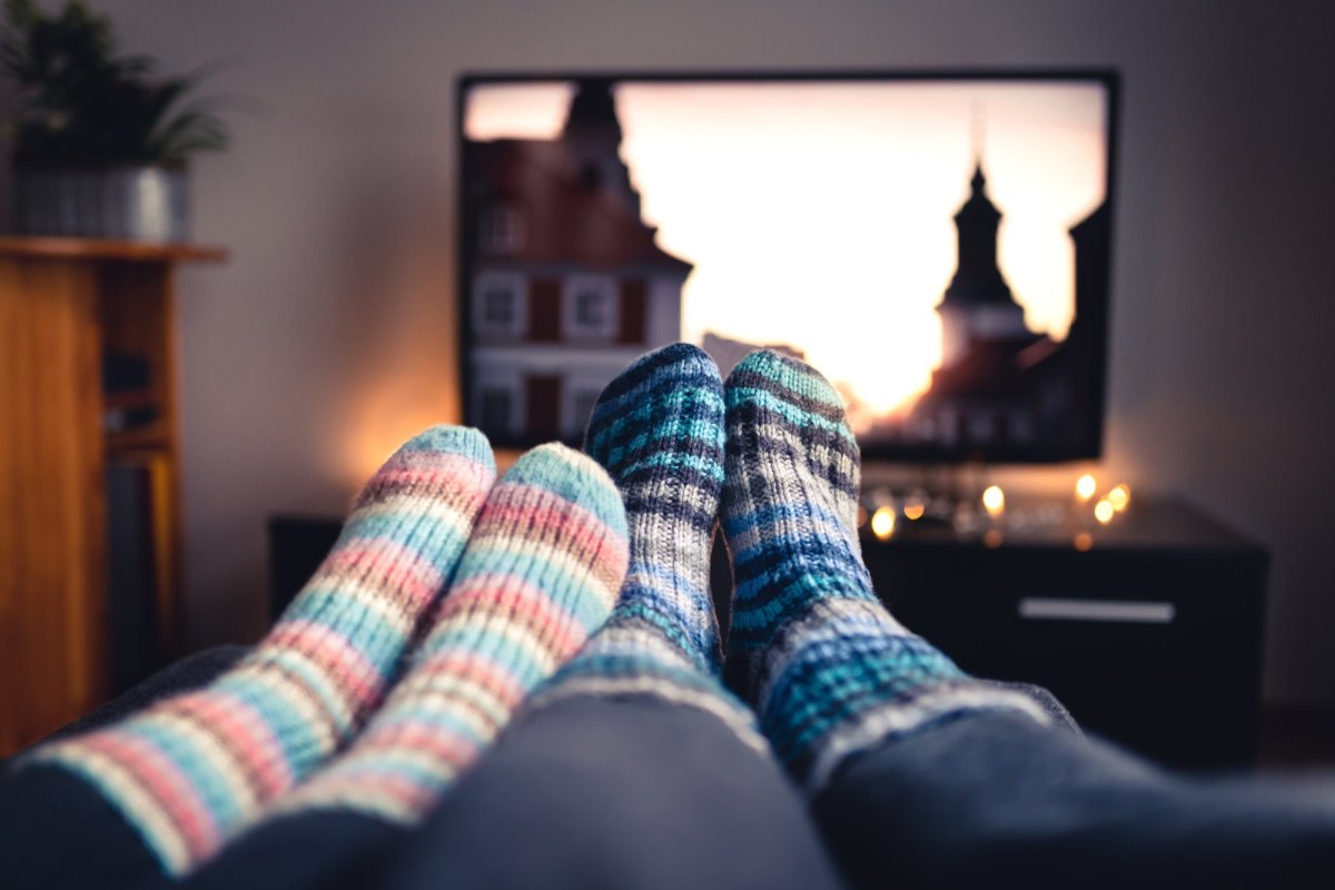 Menschen auf dem Sofa sehen fernsehen.