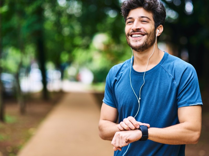 Mann mit Fitnessuhr