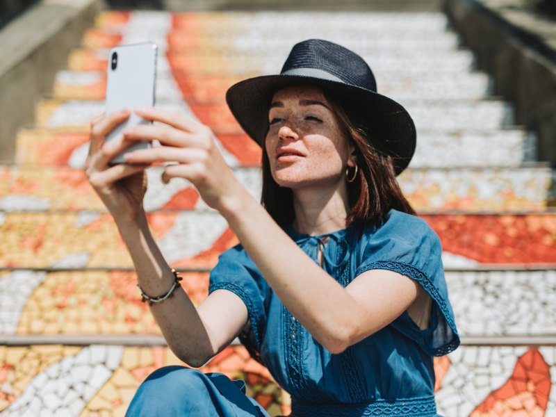 Frau macht ein Selfie.