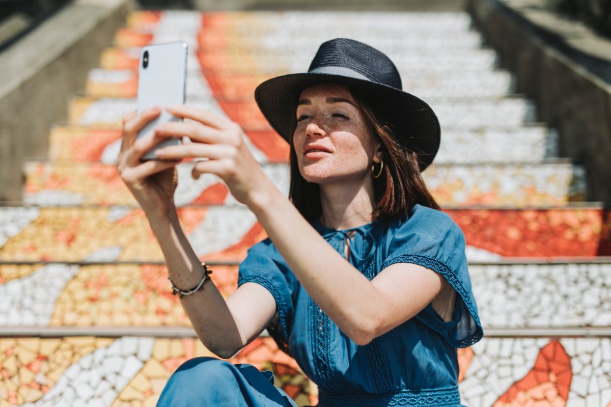 Frau macht ein Selfie.