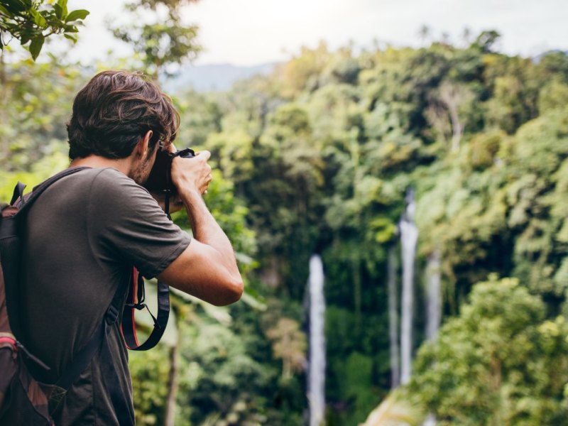 Mann fotografiert in der Natur