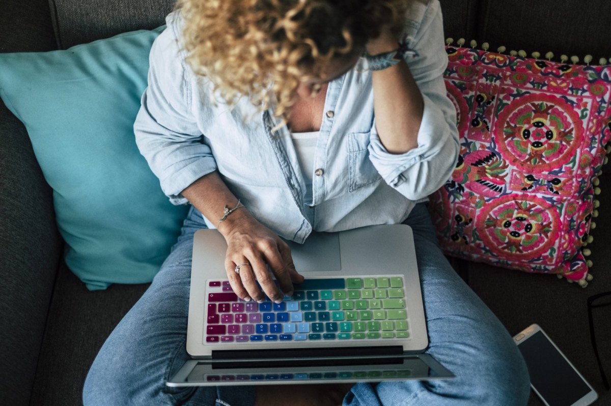 Frau mit Laptop