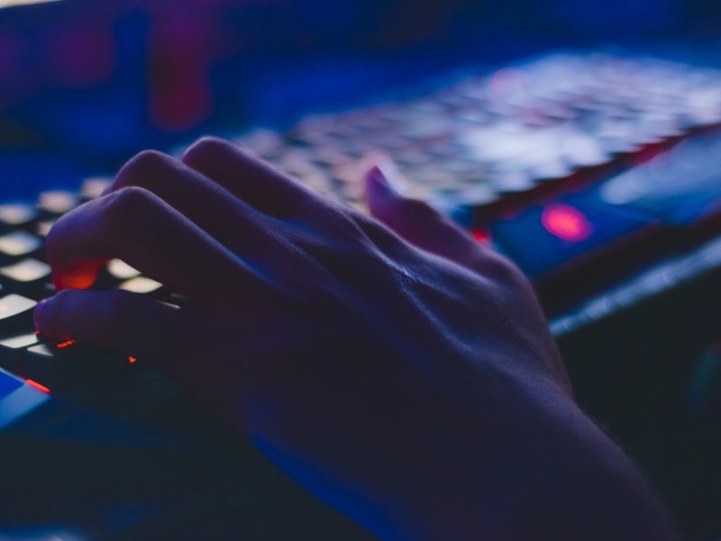 Hand auf einer leuchtenden Tastatur