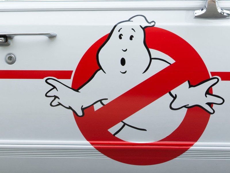 Das Logo der Ghostbusters auf einer Autotür.