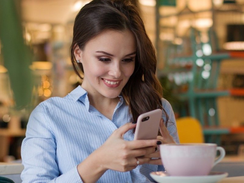 Eine Frau mit ihrem Smartphone in der Hand