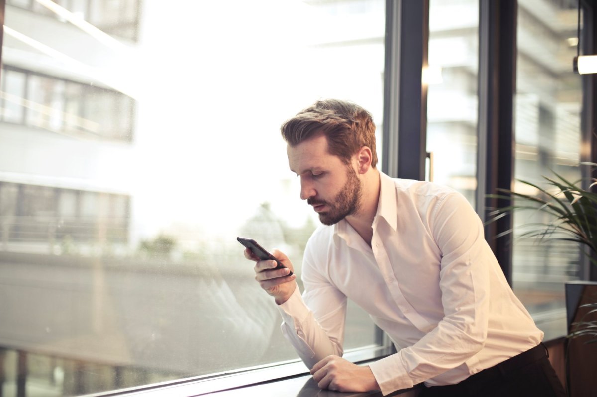 Person mit Smartphone in der Hand