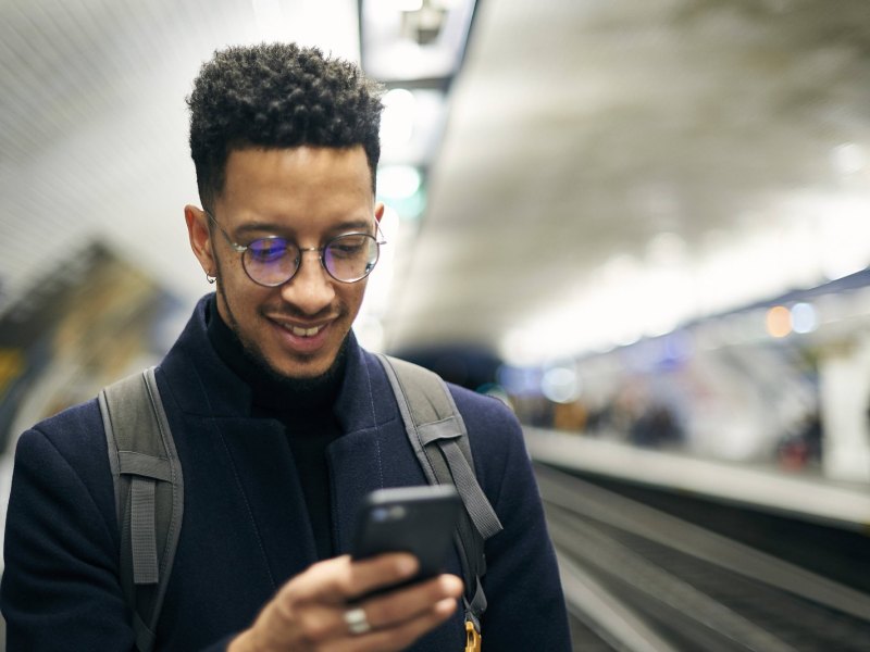 Ein Mann schaut auf sein Smartphone