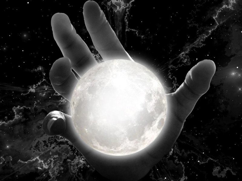 Hand am Mond