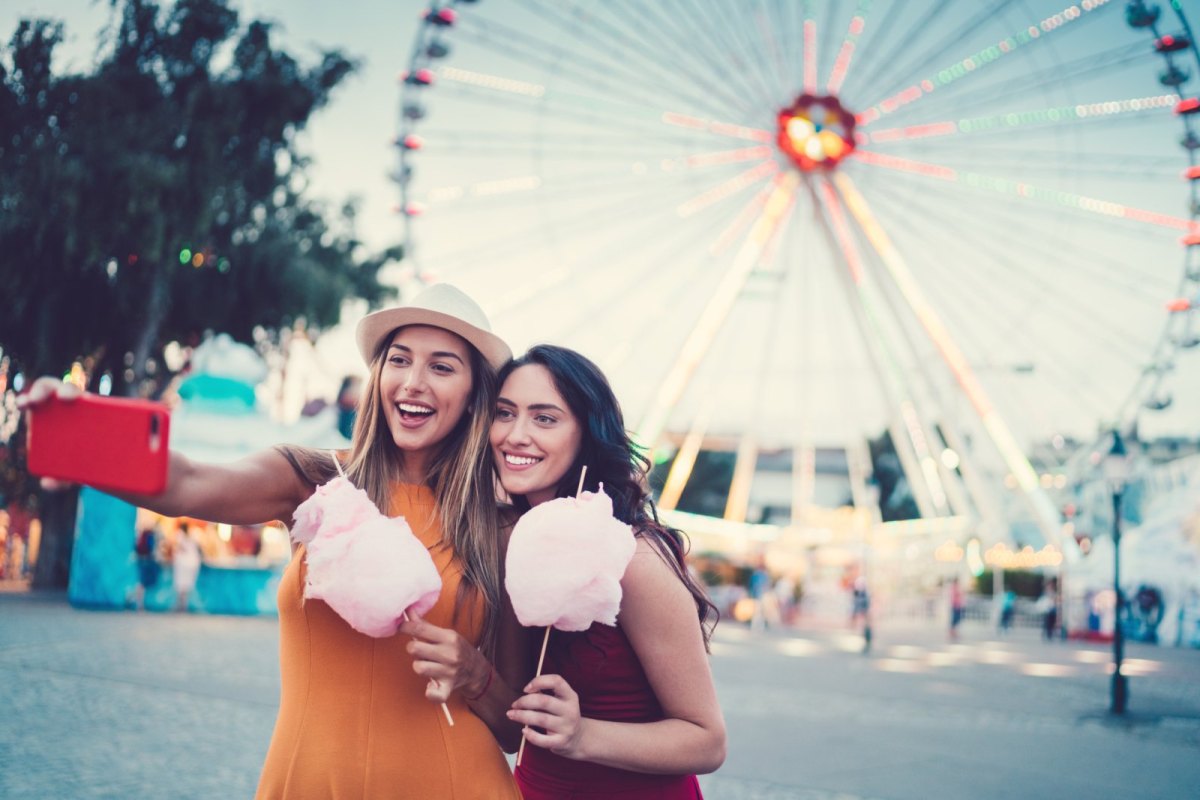 Zwei Frauen machen ein Selfie von sich.