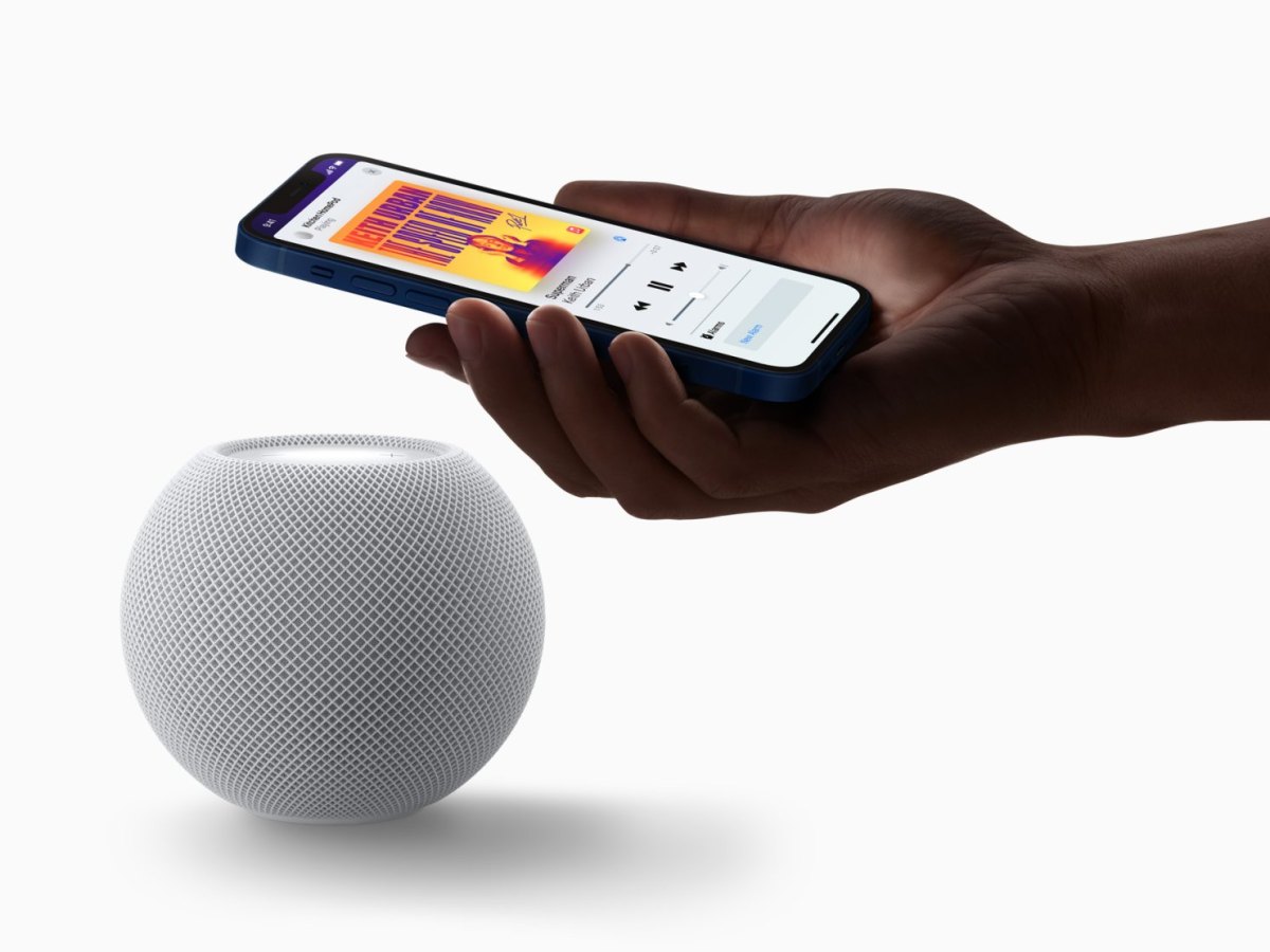 Handy über dem HomePod mini.