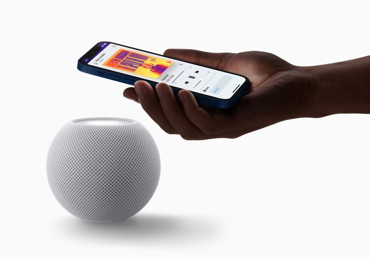 Handy über dem HomePod mini.