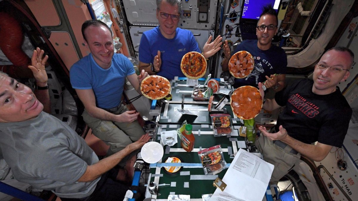 ISS-Astronauten mit Pizza