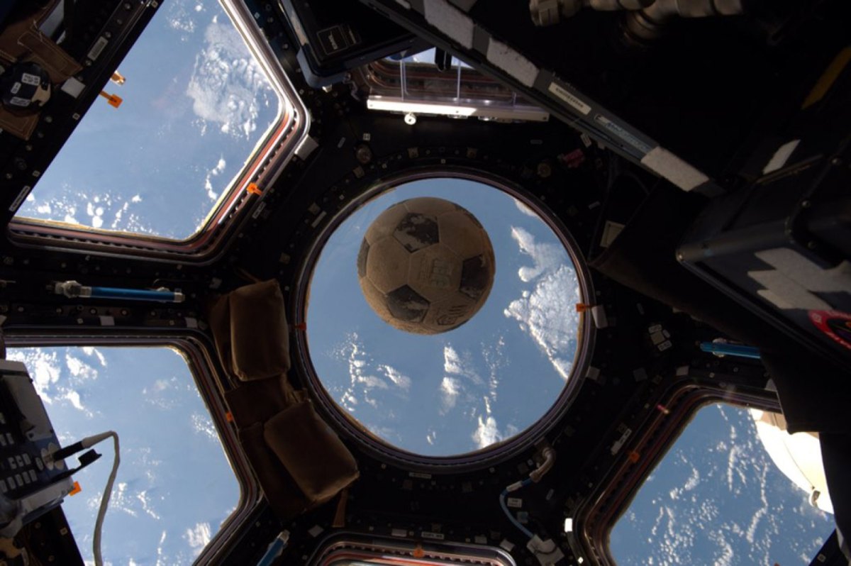 Ein Fußball auf der ISS