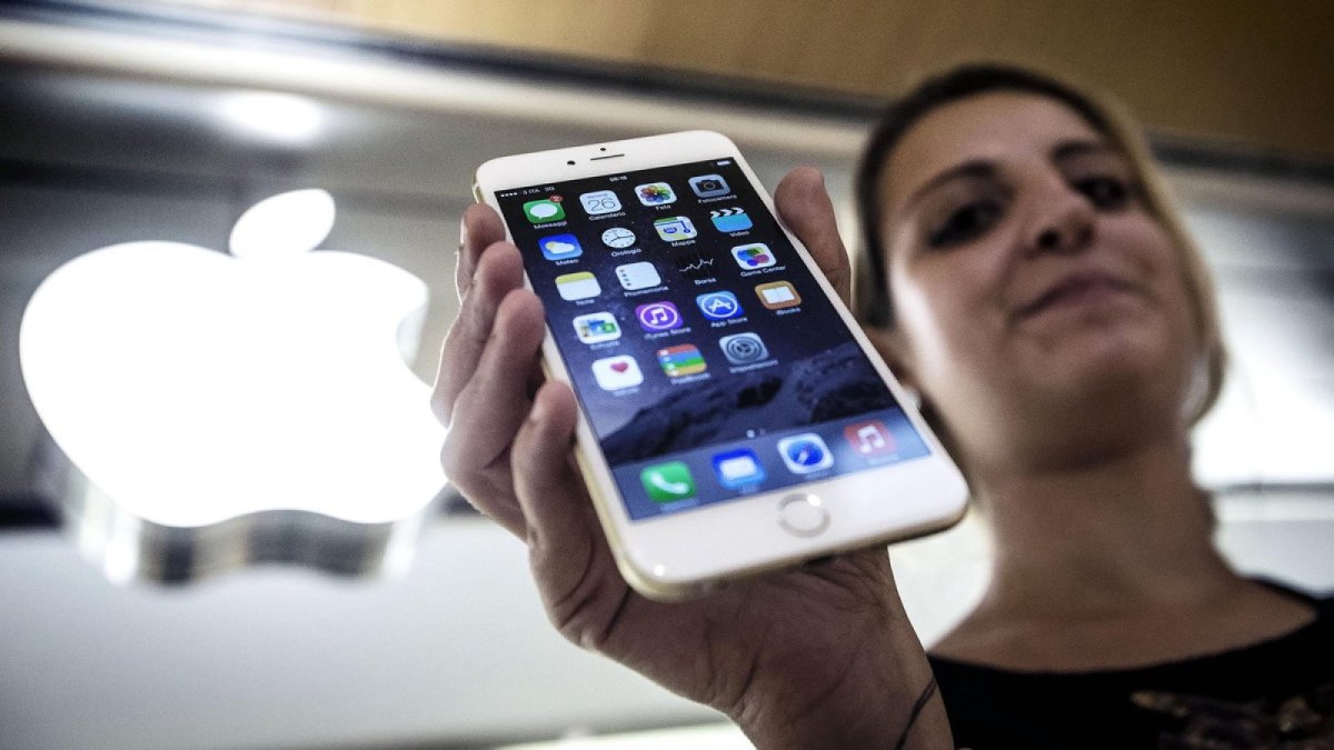 Frau mit einem weißen iPhone 6 in der Hand