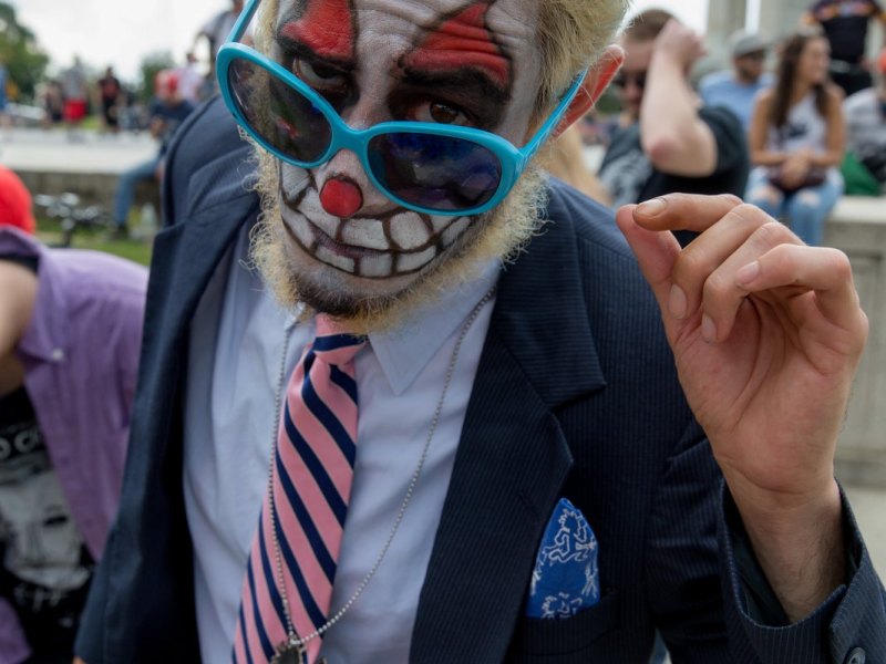 Ein als Juggalo geschminkter Fan